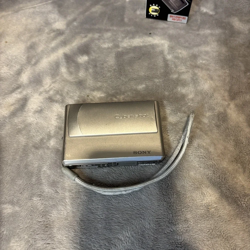 Sony Cyber-Shot DSC-T1 .Battery, Charger. Silver